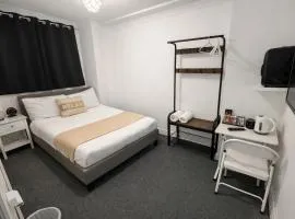 Islington Budget Rooms Bus Stop Outside Restaurants & Shops Easy Central London Access