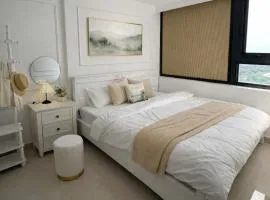 Hue Oi Homestay - Spacious 3-Bedroom Apartment with Balcony & Pool