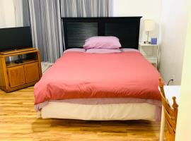 B5 A private room in Naperville downtown with desk and Wi-Fi near everything, hotel en Naperville