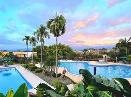 APARTAMENTOS Y CASAS de 2 y 3 HABITACIONES en Condominio Campestre con 4 Piscinas, zacuzzi y Sauna a 5m del Aeropuerto y el Parque del Café by Molca Travel
