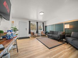 King Bed, Pet & Family Friendly unit Near Downtown Wasilla, khách sạn ở Wasilla