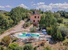 Villa San Lorenzo - Hilltop Villa With Private Pool, Jacuzzi & AirCO, hotel a Montone
