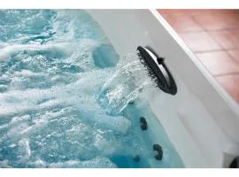 Charming 5 Bed with Spacious Yard with HotTub