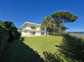 Villa de 250 m², climatisée, sur 2 niveaux au bord de l'eau - FR-1-100-243