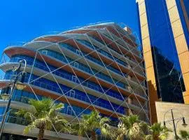 SeaFront YachtView Portomaso apt next to Paceville