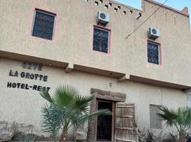 GITE LA GROTTE VALLEE, hotel u gradu Aoûtouss