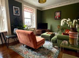 Stylish MCM apartment on the Arbroath coast, hotel en Arbroath