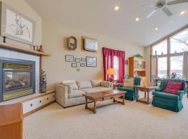 Lake Access with Dock! Hayward Cabin Hideaway, hotel v mestu Hayward