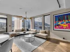 Luxury Downtown Apartment with Private Jacuzzi