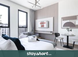 StayShort - Town Square sleeps 2 in Great Location: ‘Ūd al Bayḑāʼ şehrinde bir otel