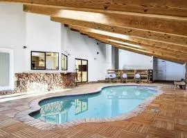 Honeypot by AvantStay Indoor Pool Hot Tub
