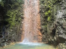 Mineral River Eco Village, hotelli kohteessa Tapantí