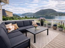 Scenic fjord home with terrace, minutes from Pulpit Rock, hotel em Jorpeland