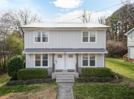 Private, Updated Townhouse in DT Apex、アペックスのホテル