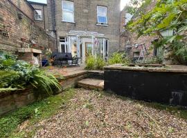 Viesnīca Central 3 BR Home with Private Courtyard pilsētā Eli