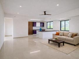 New Spacious 2BHK apartments in Tirupati Near Railway Station with fully equipped kitchen, AC bedrooms, Washing Machine, 24 hours water, caretaker service, and ample space for car parking & ideal for families and pilgrims, hotel que aceita pets em Tirupati