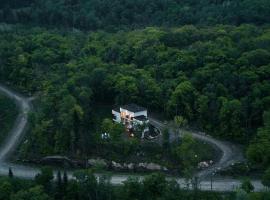 Chalet Peak Tremblant: Your Mountain Escape., hotel en La Conception