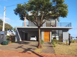 Sobrado 3 Quartos com Piscina - Rivieira Santa Cristina 3, hotel em Itaí