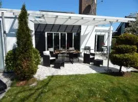 Wunderschoenes-freistehendes-Ferienhaus-an-der-See-Sauna-Strand-Yachthafen-WLAN