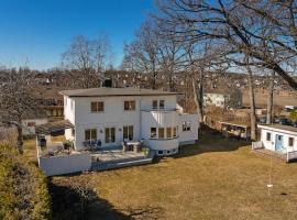 Large functional villa near the lake, hotel en Føynland