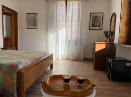 "The moment" Central Self Check in Apartments for Groups & Late Arrivals, Hotel in Bergamo