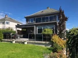 Beautiful central villa with free private parking