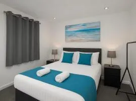 Stylish Cosy 2-Bed flat, fast Wi-Fi, Sky Sports, Sky Cinema & Netflix plus 2 free Parking bays