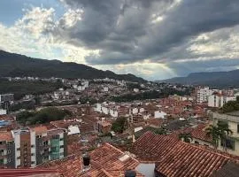 Apto. en zona céntrica con vista panorámica al pueblo