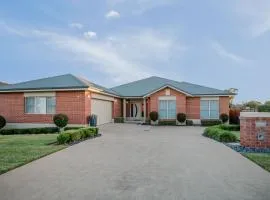 Golf Course Retreat, 4BR Family Home with Stunning Views