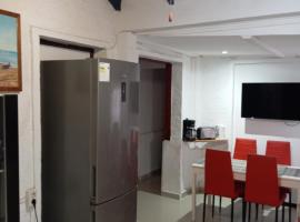 Casa Solymar completa 3 dormitorios 5 camas Hasta 6 personas RESERVAS SOLO CON SEÑA, Hotel in Ciudad de la Costa