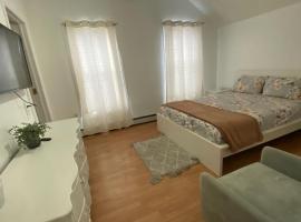 Spacious Private Room with Private Bath: Paterson şehrinde bir otel