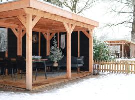 Prachtige stacaravan met heerlijke overkapping, hotel v destinácii Eext