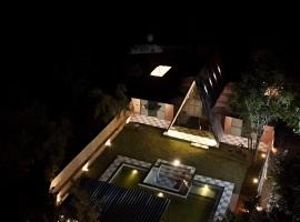 The triangle haven escape, hotel u gradu Ani