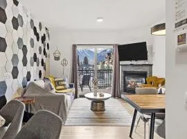 Splendid Mountain View 2BR Condo with Pool and Hot Tub