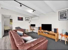 Cottage with forest & ocean views 5 min from Lorne