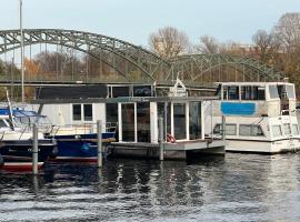 Hausboot Loreen im Altstadthafen Spandau, hotel di Berlin