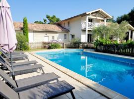 VILLA LES OLIVIERS, piscine chauffée XXL, jardin de 2500m2, ping pong, proche plage et lac – hotel w mieście Léon