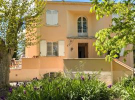 Spacious Provençal Villa Near Luberon, Hotel in Oraison