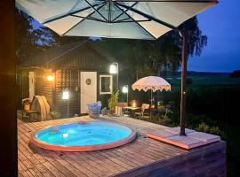 Three Connected Houses Near Öregrund Harbor, hotel u gradu Öregrund