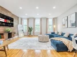 Haven on Bruckner Sprawling 2BR w King Bed fast WiFi 20 minutes to Times Square