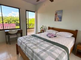 Tres Diamantes Habitaciones con piscina, hotel em Parrita