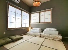 QU101 Ground-Floor 2BR Family Home, 6 Min to Koiwa, 1 Double Bed and 3 Futons, Sleeps 5