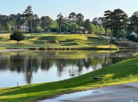 King Bed! Soaking tub! Fenced Yard w Screen Patio, hotell i Tucker