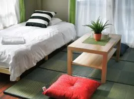 QU202 Japanese-Style 2BR Home near Koiwa, 3 Single Beds and 1 Floor Futon, Sleeps 4
