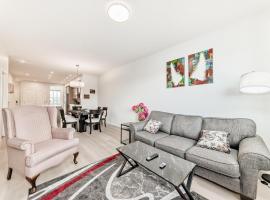 Cozy 3 beds 2 and half baths 2 Story Home، فندق في Calgary
