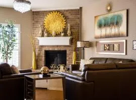 ★ Luxurious Two-Story Home ★ Near La Cantera/Rim