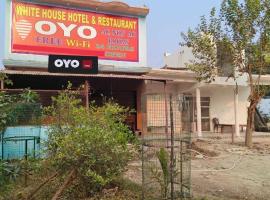 OYO 82147 White Palace, hotel Aonla városában