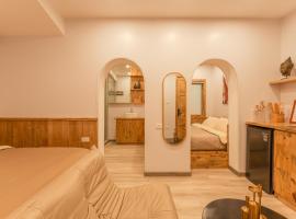 Homestay CHẤT- Lake Side, Self Check Apt, Hotel in Hanoi