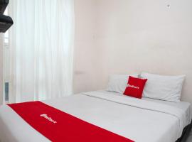 RedDoorz near UNESA Citraland Surabaya, хотел в Lontar