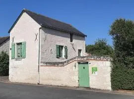 Charmante Maison Ancienne près de Chinon avec Cour Privée - FR-1-381-645